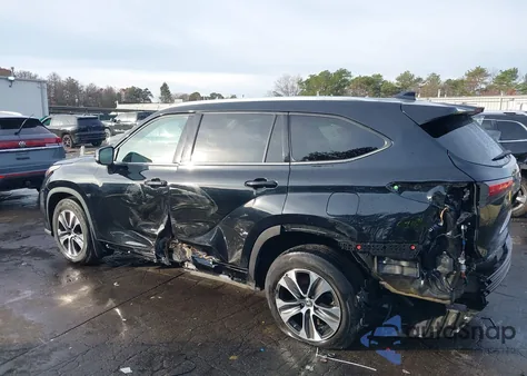 2021 Toyota Highlander Xle z USA, uszkodzony, nr VIN 5TDGZRBH7MS083490